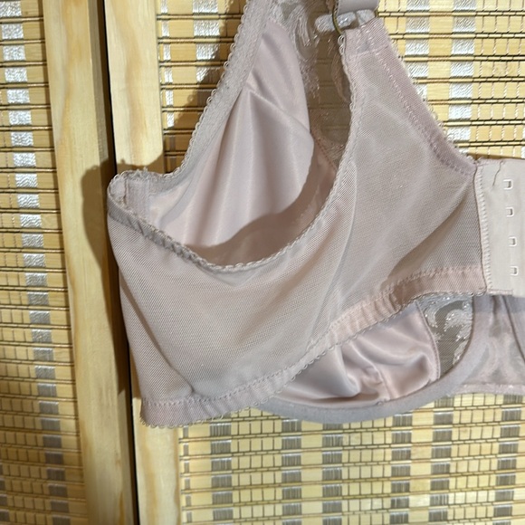 Vanity Fair Bra Cream Lace Mesh Underwire Minimizer Unlined 42D - Picture 9 of 14